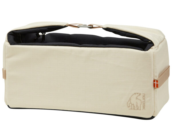gjern-boxy-bag-long-long-sandshell-01_8784b0a4-b65f-42af-812b-d71f70e7b150.jpg Gjern Boxy Bag